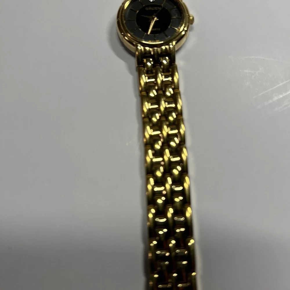 womens vtg 80s Gruden Gold Tone Watch Black Face Diamond Chip‎